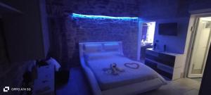 - une chambre avec un lit dans une pièce bleue dans l'établissement Suite Le Dimore di Talos, à Ruvo di Puglia
