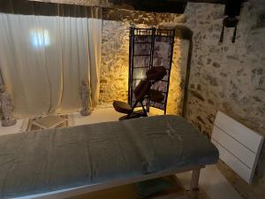 um quarto com uma mesa, uma cadeira e uma janela em Chambre d'hotes Bessiard em Laparrouquial
