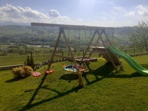 een speeltuin met een glijbaan en een glijbaan bij Pokoje Gościnne i Apartament Górski Widok in Czarna Góra