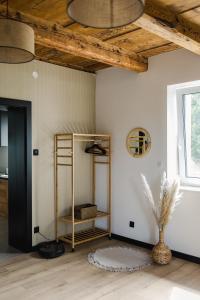 Zimmer mit Holzdecke und Regal in der Unterkunft Domek na wyłączność - Borówkowa. SAUNA 