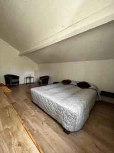 een slaapkamer met een groot bed in een kamer bij Petite maison dans le beaujolais 