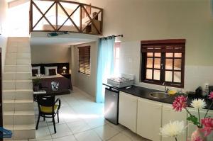eine Küche mit Spüle und ein Bett in einem Zimmer in der Unterkunft Sylvie Resort Curaçao in Willemstad