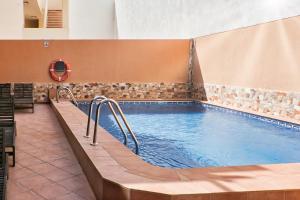 ロス・アブリゴスにあるAloha Homeのプール付きのホテルルームのスイミングプールを利用できます。