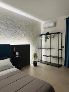 una camera con un letto e una mensola con piante di BeZen_experience a San Vitaliano 