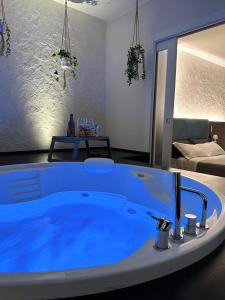 una grande vasca blu in una stanza di BeZen_experience a San Vitaliano 
