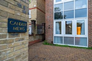 una señal en el lateral de un edificio de ladrillo en Candler Mews, en Twickenham