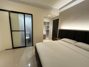 Letto o letti in una camera di Central Block Inn