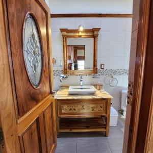 ein Bad mit einem Waschbecken und einem Spiegel in der Unterkunft La Casa Baez in Pátzcuaro