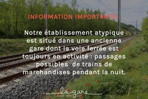 una señal en el costado de una vía de tren en La Gare Soyons, en Soyons