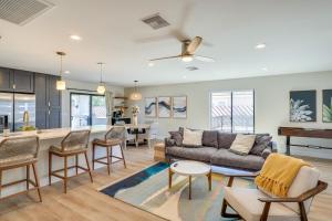 Χώρος καθιστικού στο Topocks Premier Luxury Rental Home 5 Mi to River