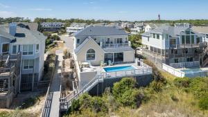 widok z góry na dom w obiekcie OCEANFRONT, Ocean Views, Private Pool, Rec Room, 230, Long Weekends w mieście Corolla