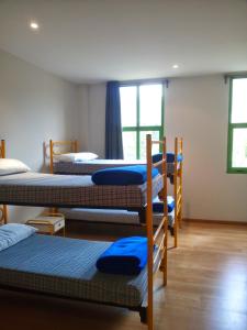 eine Gruppe von Etagenbetten in einem Zimmer in der Unterkunft Albergue El Floran in Blimea