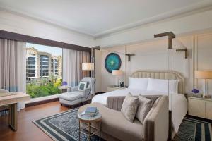 开罗Waldorf Astoria Cairo Heliopolis的配有床和沙发的酒店房间