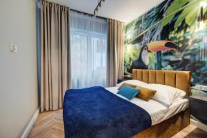 a bedroom with a bed with a painting of a bird at NOVA Oasis Garden in Szczecin