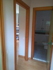 ein Badezimmer mit Toilette und Glastür in der Unterkunft Albergue El Floran in Blimea