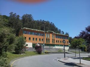 ein Gebäude am Straßenrand in der Unterkunft Albergue El Floran in Blimea