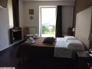 A bed or beds in a room at Hotel Corte Santa Libera