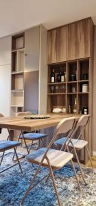 - une salle à manger avec une table et des chaises en bois dans l'établissement Apartman N&E, à Bjelašnica