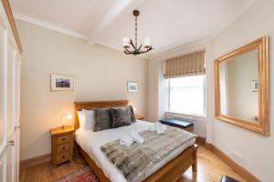 a bedroom with a bed and a window at Charming Grassmarket 1 Bed Castle pad in Edinburgh