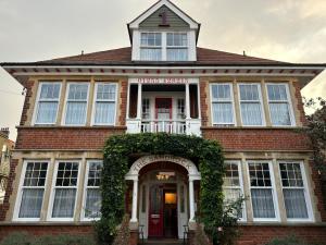 een rood bakstenen huis met een boog over de deur bij The Sandrock in Clacton-on-Sea