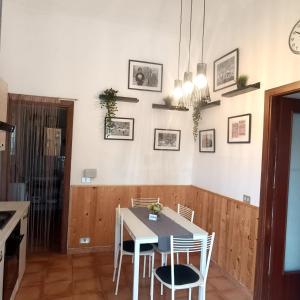 kuchnia ze stołem i krzesłami w pokoju w obiekcie Juventus Stadium - comfort e relax w Turynie
