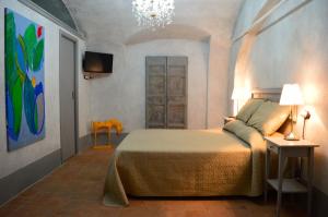 um quarto com uma cama e um lustre em Il Viaggiatore 2 em Anagni