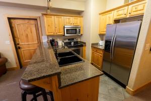 A kitchen or kitchenette at Silverado Lodge - 1 Bedroom Suite with King Bed & Pool View apartment hotel