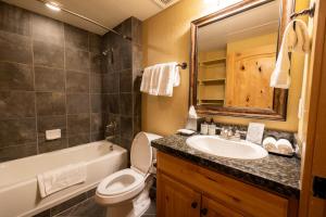 een badkamer met een wastafel, een toilet en een bad bij Silverado Lodge - 1 Bedroom Suite with King Bed & Pool View apartment hotel in Park City