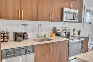 a kitchen with a sink and a stove top oven at Beautiful Unit with Amazing View & Free Parking in Miami