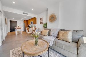 een woonkamer met een bank en een tafel bij Beautiful Unit with Amazing View & Free Parking in Miami
