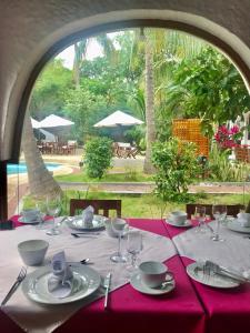 un tavolo con una tovaglia rossa e bicchieri di Hotel Silberstein a Puerto Ayora