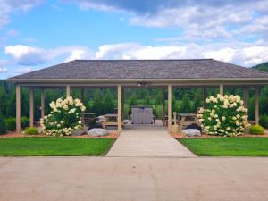 Κήπος έξω από το Vista Lodge Benton PA near Ricketts Glen State Park
