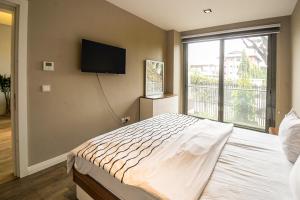 Ένα ή περισσότερα κρεβάτια σε δωμάτιο στο Accra Pearl in City +43 φωτογραφίες