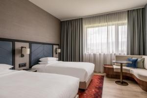 Cama ou camas em um quarto em Geneva Marriott Hotel