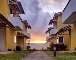 皮廷布的住宿－Praia Bela Paraíba Casa 220，从度假村的庭院欣赏到海景