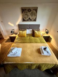sypialnia z łóżkiem z dwoma ręcznikami w obiekcie 3 Bed Ground Floor Apartment - Hot Tub Optional w mieście Hythe