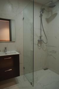 ein Bad mit einer Dusche und einem Waschbecken in der Unterkunft Seashell in Oualidia