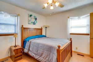 Katil atau katil-katil dalam bilik di Cozy Fort Cobb Home Rental Near Lake Access!