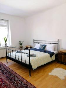 - une chambre blanche avec un lit dans l'établissement Apartman Nostalgia u Sarajevu, à Sarajevo