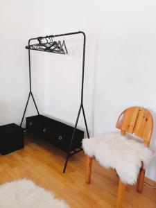 - un salon avec une chaise et un miroir dans l'établissement Apartman Nostalgia u Sarajevu, à Sarajevo