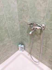 La salle de bains est pourvue d'une douche et d'une baignoire blanche. dans l'établissement Apartman Nostalgia u Sarajevu, à Sarajevo
