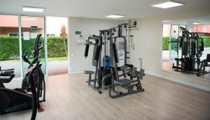 ein Fitnessstudio mit mehreren Laufbändern in einem Raum in der Unterkunft Arraial do Cabo - Apartamento no paraíso! in Arraial do Cabo