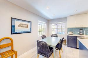 eine Küche und ein Esszimmer mit Tisch und Stühlen in der Unterkunft Purple Pelican Cottage in Marco Island + 20 Fotos