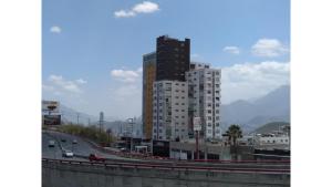 um edifício alto ao lado de uma estrada em Suite Lof 206 em Monterrey