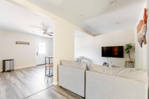 een woonkamer met een witte bank en een flatscreen-tv bij Beautiful spacious guest home in Roseville