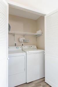 een wasruimte met een wasmachine en droger bij Beautiful spacious guest home in Roseville