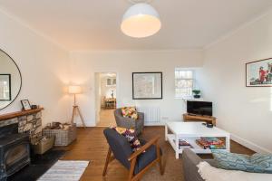 - un salon avec un canapé et une table dans l'établissement Stunning Stables Cottage in East Lothian Country Estate, à North Berwick