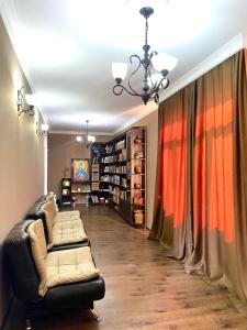 uma fila de sofás numa sala de estar com cortinas em anno's house em Zugdidi