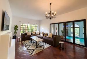 salon z kanapą i stołem w obiekcie Riverside House with Indoor Pool w mieście Johannesburg