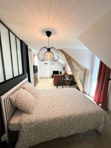 罗德兹/Sacré studio/Parking privé/Wifi的一间带床和吊灯的卧室